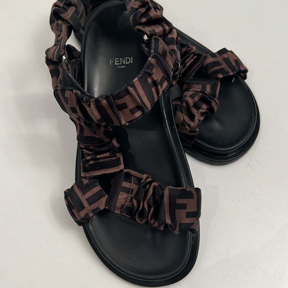 FENDI SANDALS SIZE 8.5”
